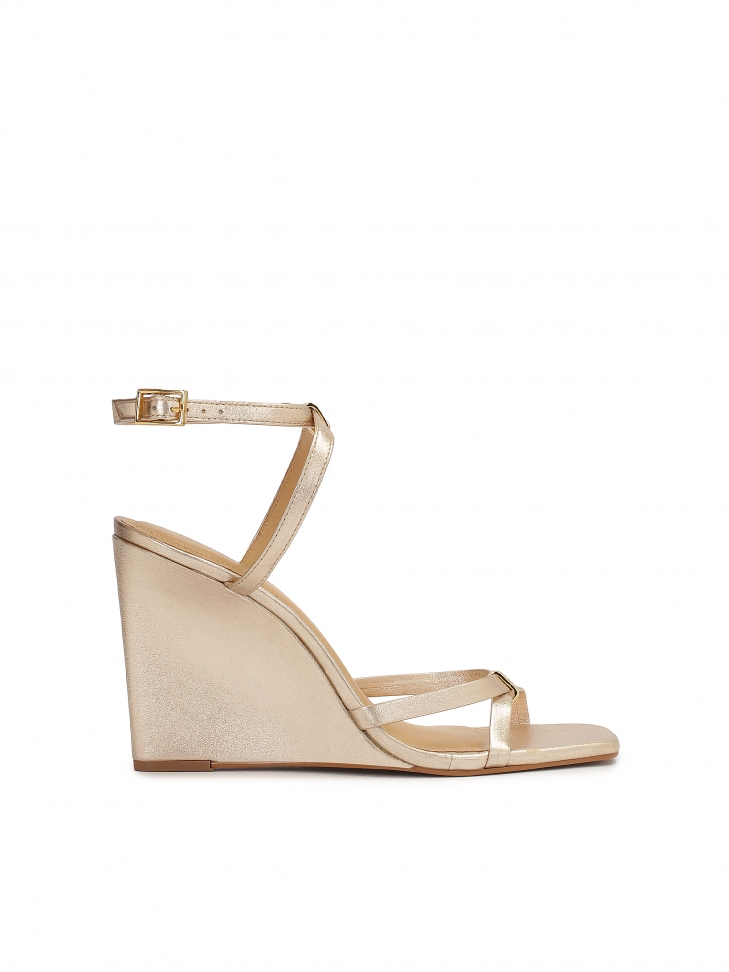 Złote sandały na koturnie