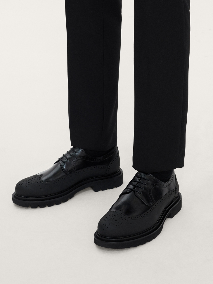 Nowoczesne półbuty męskie z eleganckim zdobieniem