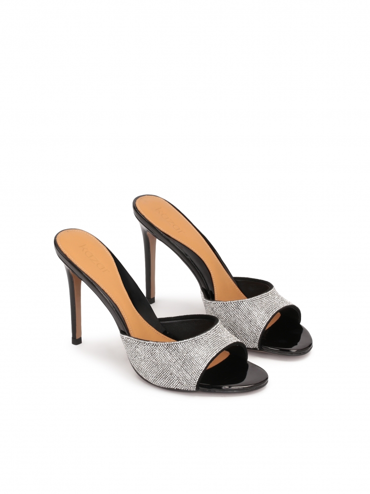 Połyskujące klapki na smukłym obcasie