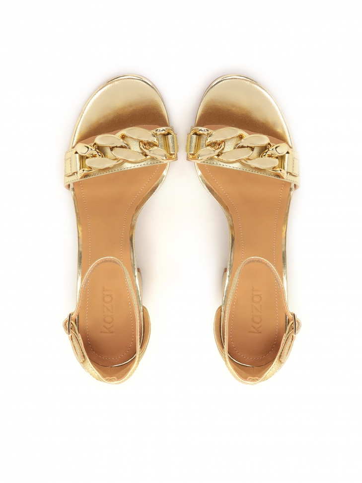 Złote sandały na klocku z zaytą piętą