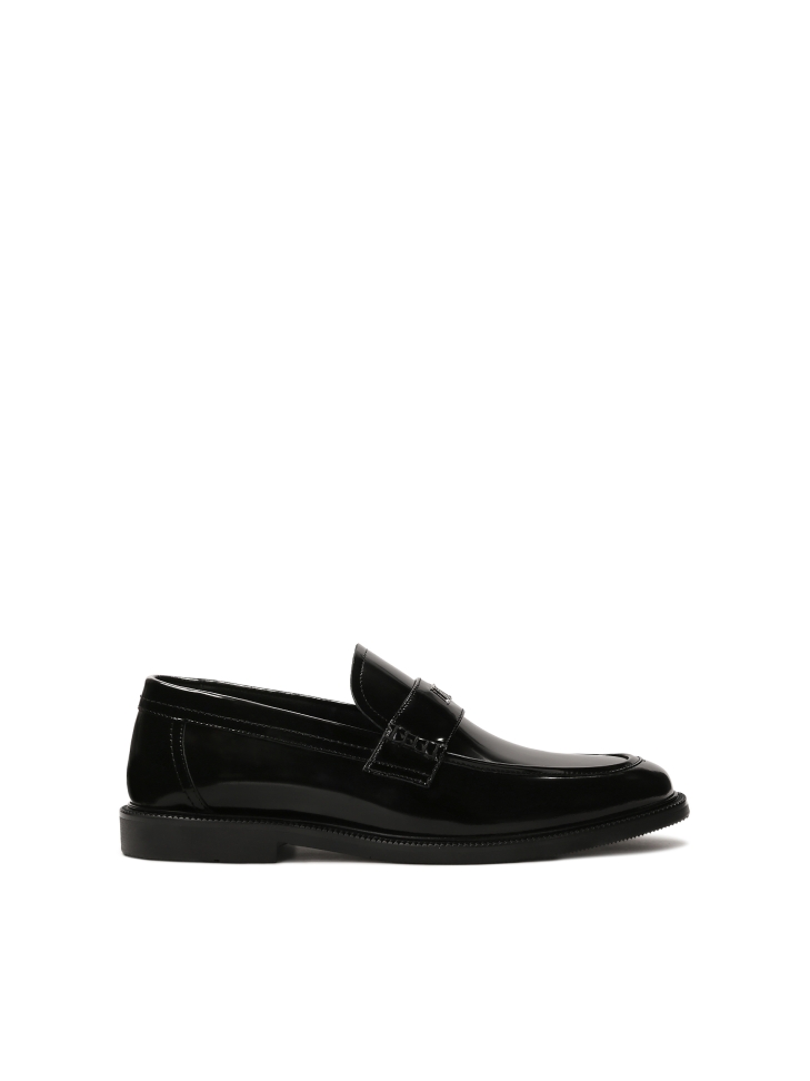 Wsuwane czarne loafersy z monogramem