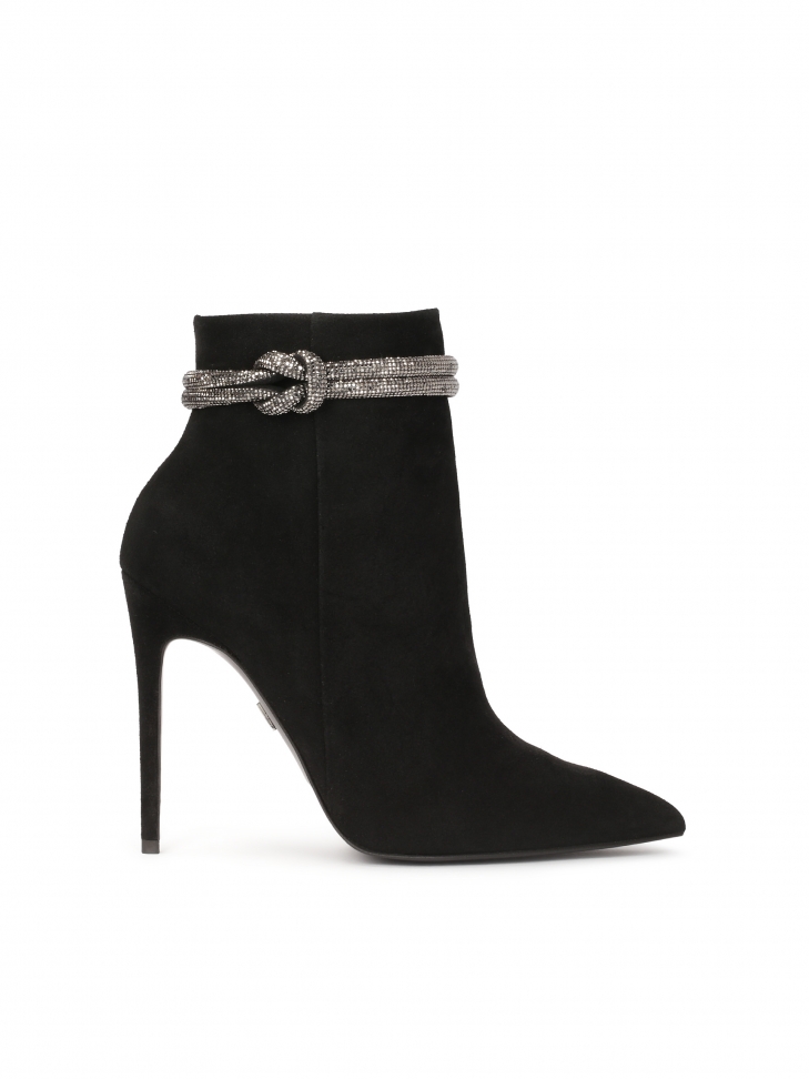 Czarne botki na smukłej szpilce z efektowną ozdobą
