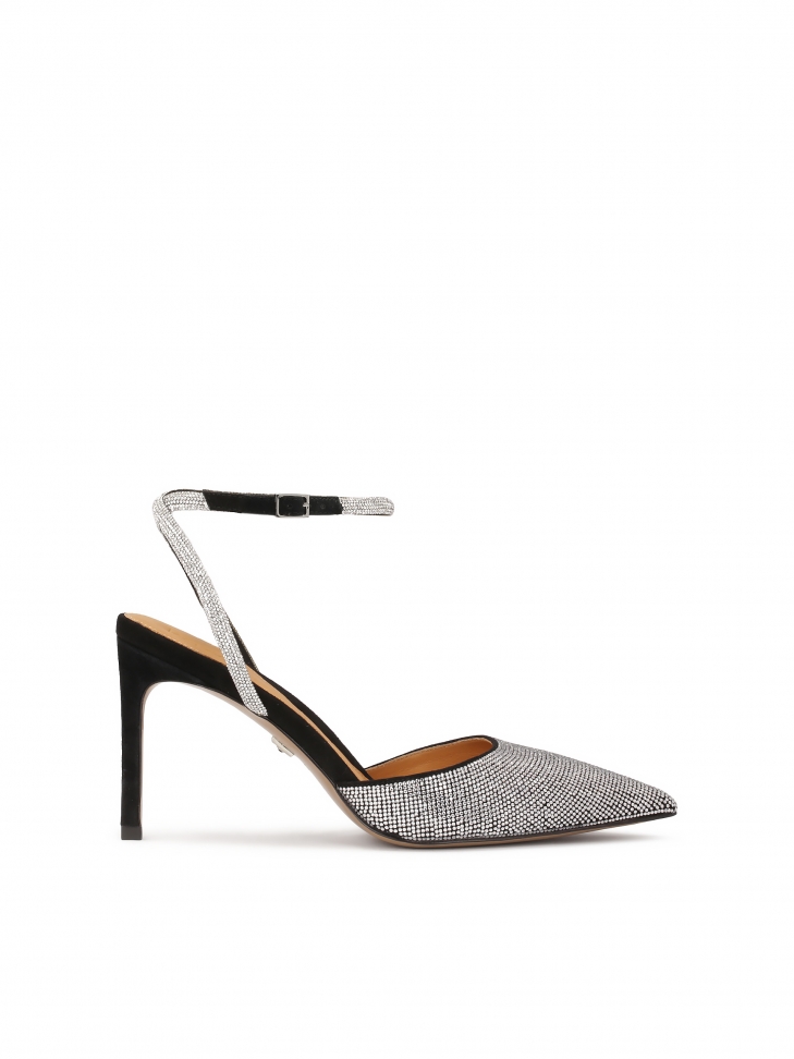 Błyszczące czółenka zapinane wokół kostki