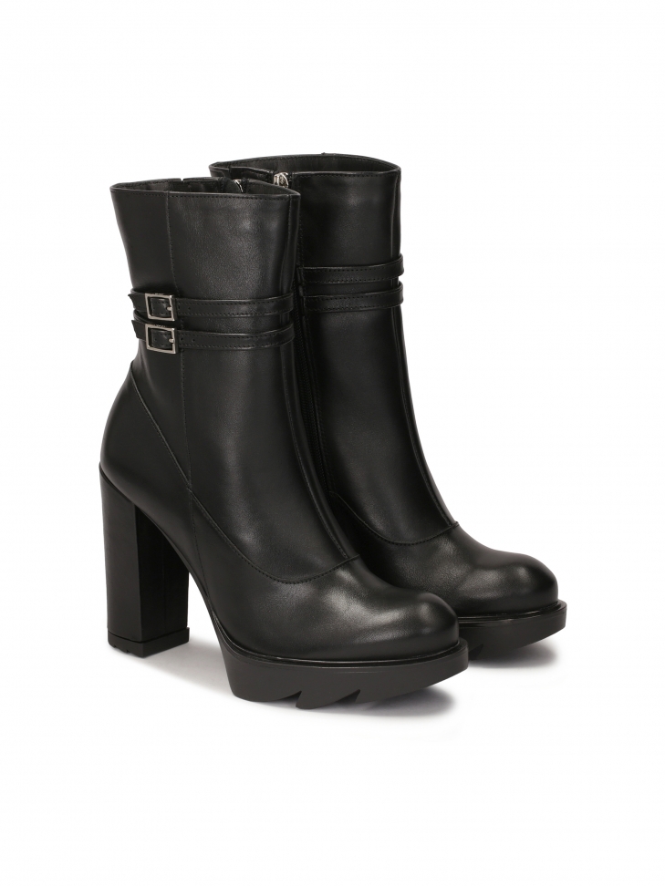 Czarne botki na słupku