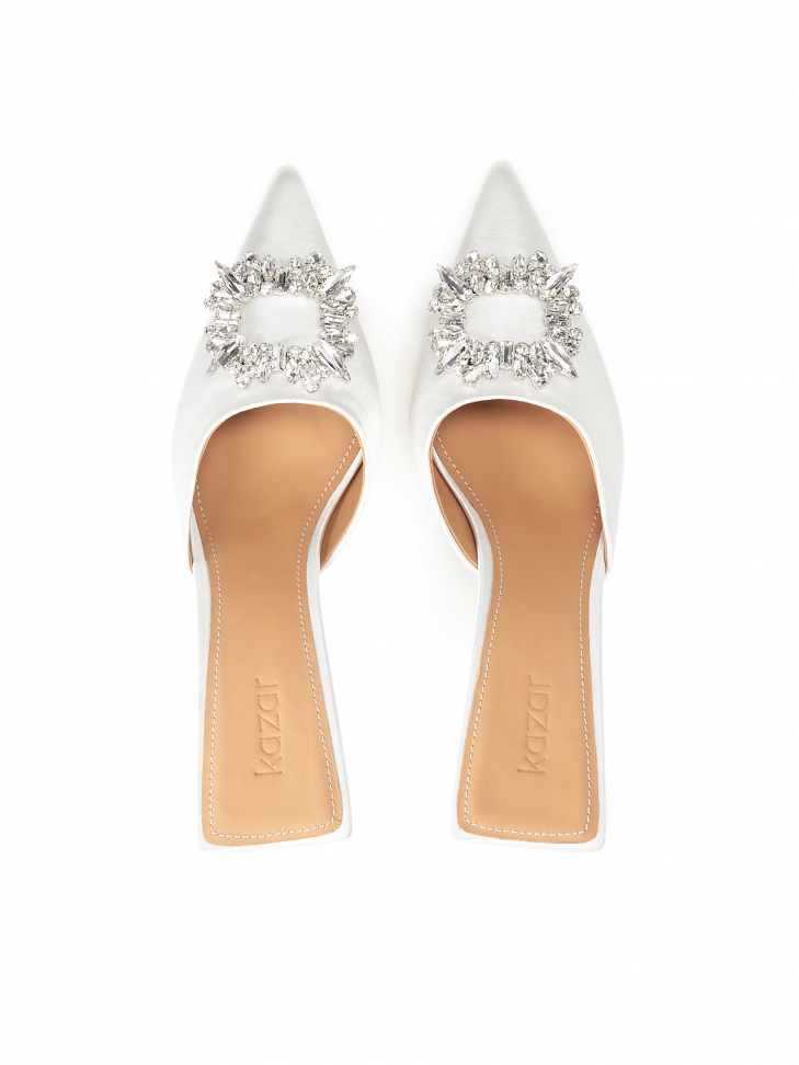 Białe klapki ślubne z kwadratową piętą i dużą ozdobą