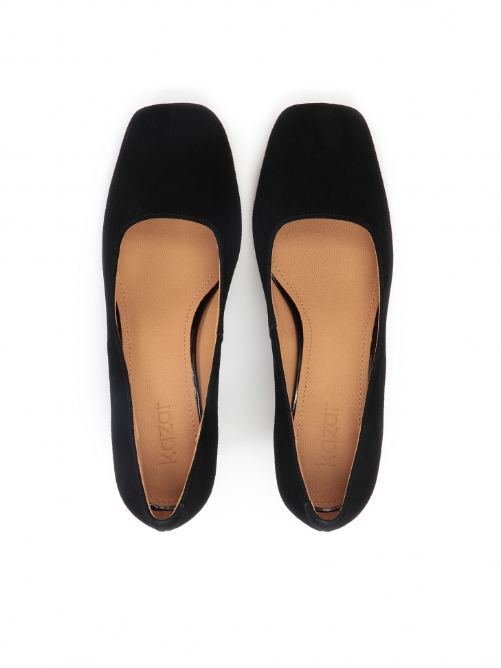 Minimalistyczne czarne czółenka z zamszu na szerokim obcasie
