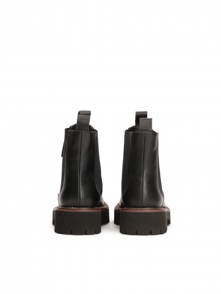 Czarne botki chelsea z brązową lamówką na podeszwie
