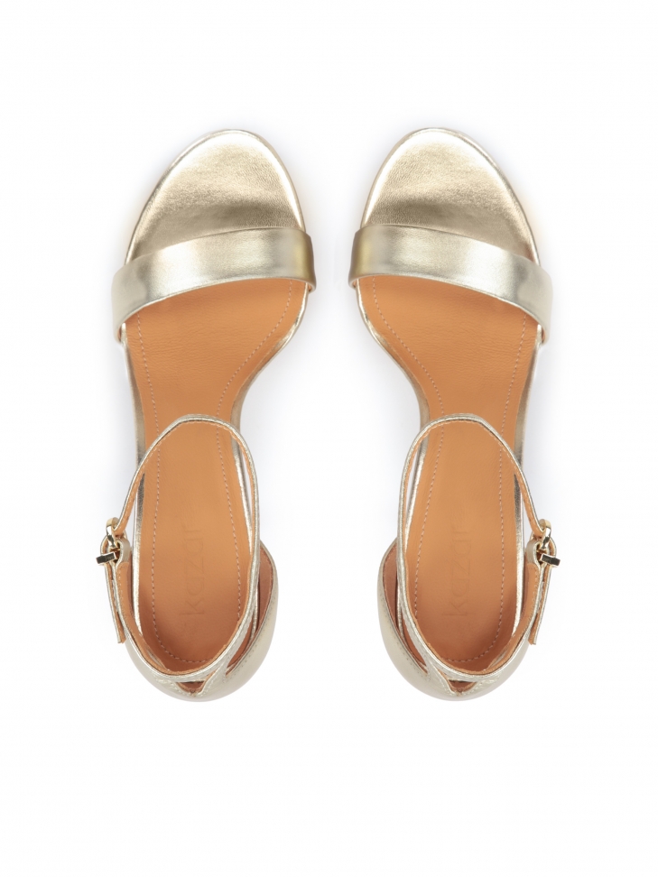 Złote sandały na platformie i obcasie