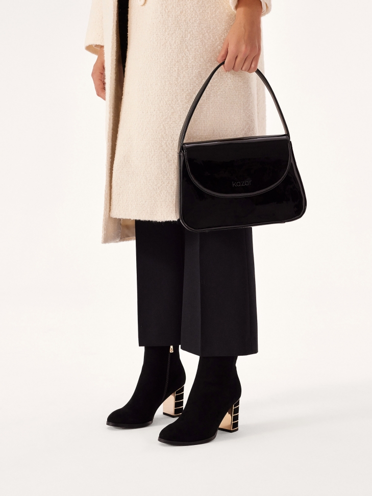 Zamszowe botki ze zdobionym obcasem