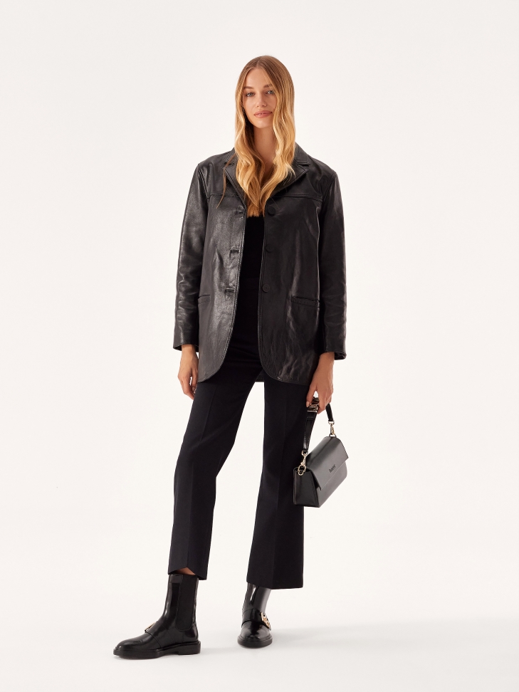 Podłużna mała torebka na pasku z efektownym metalowym detalem