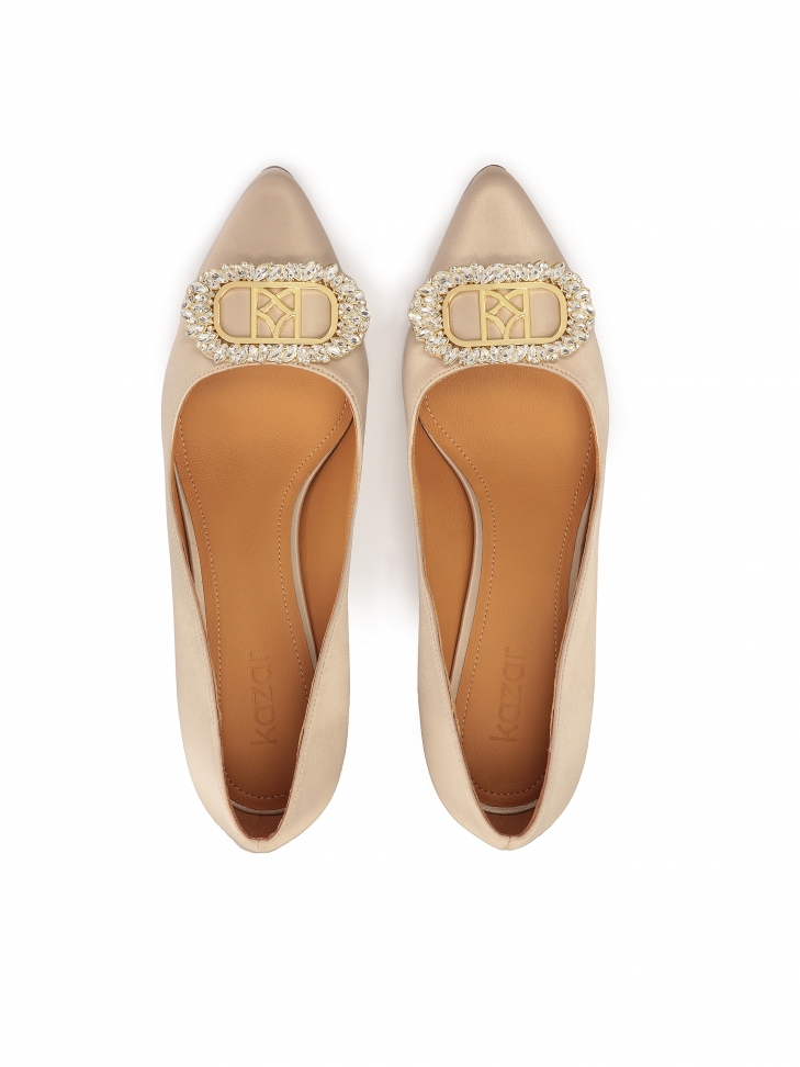 Zdobione ślubne czółenka z beżowej tkaniny