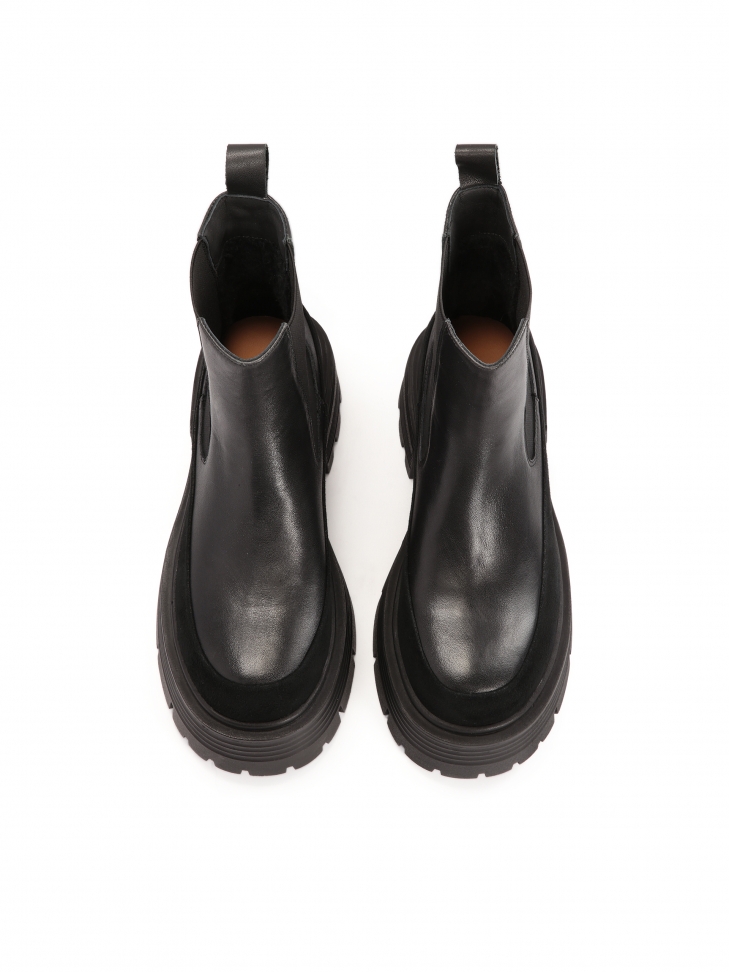 Czarne botki chelsea na podwyższonej podeszwie z tłoczeniem