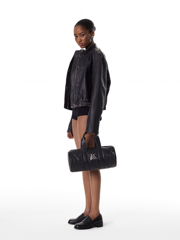 Czarna torebka typu bowling