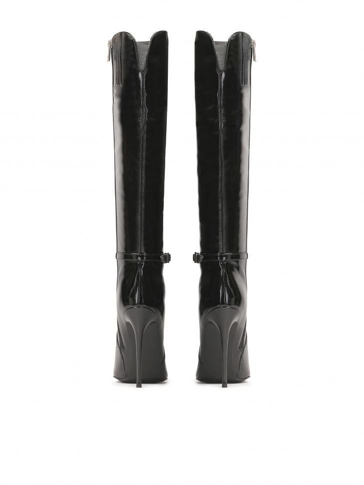 Lakierowane kozaki na szpilce z wyciętą cholewką