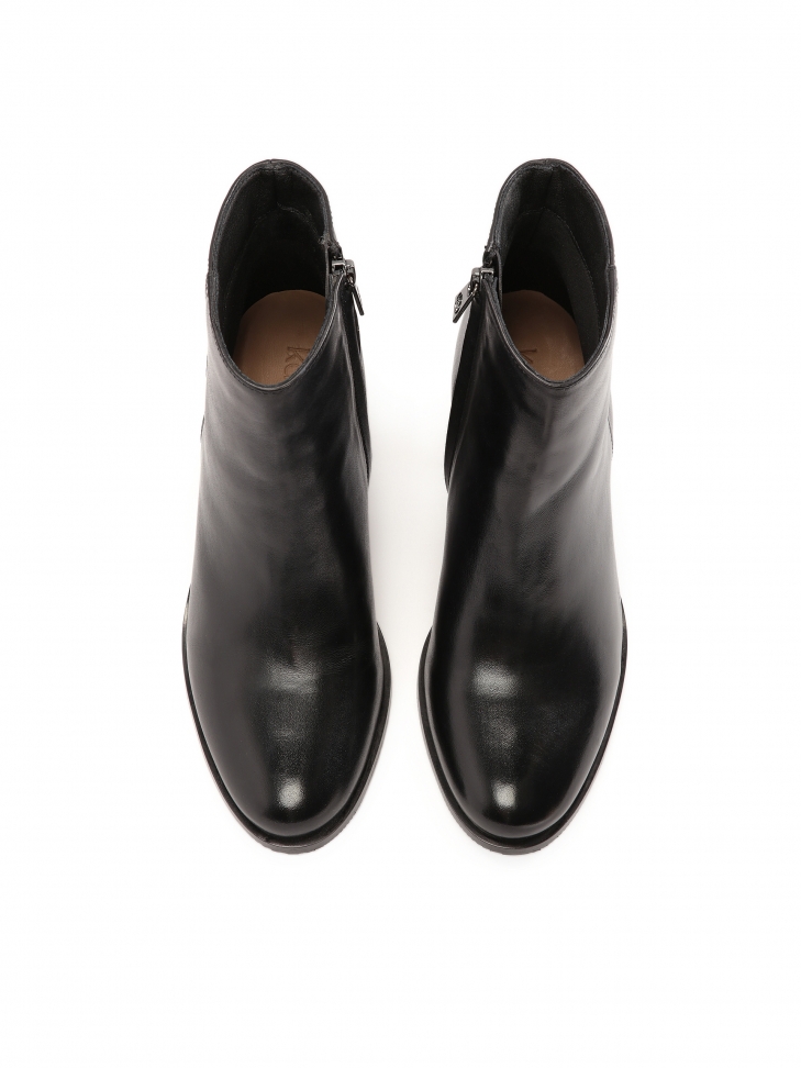 Czarne botki na szerokim obcasie w stylu minimal