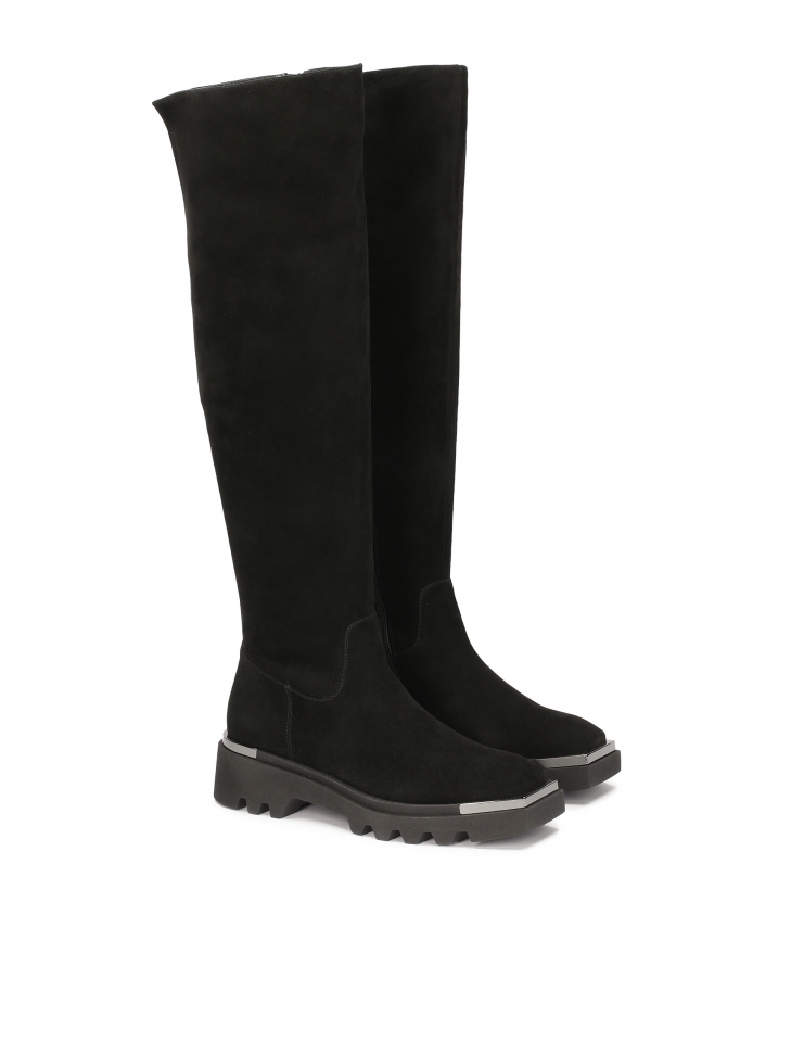 Zamszowe kozaki z trepową podeszwą