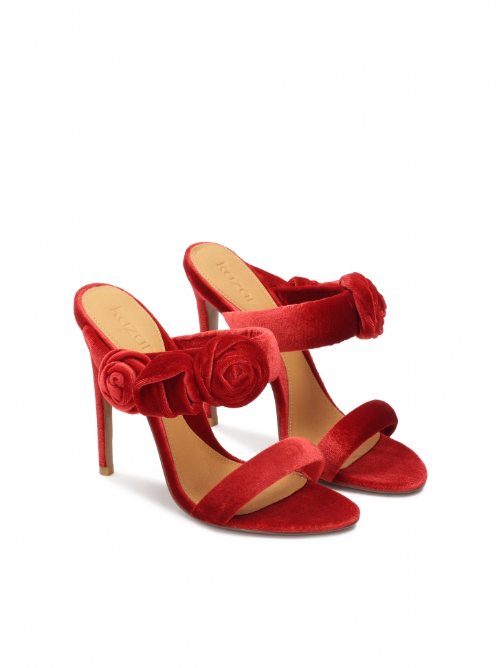 Czerwone klapki z trójwymiarową ozdobą