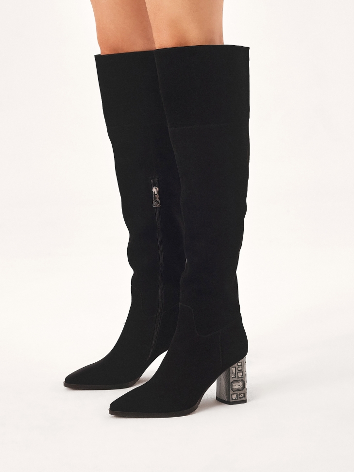 Zamszowe muszkieterki na zdobionym obcasie