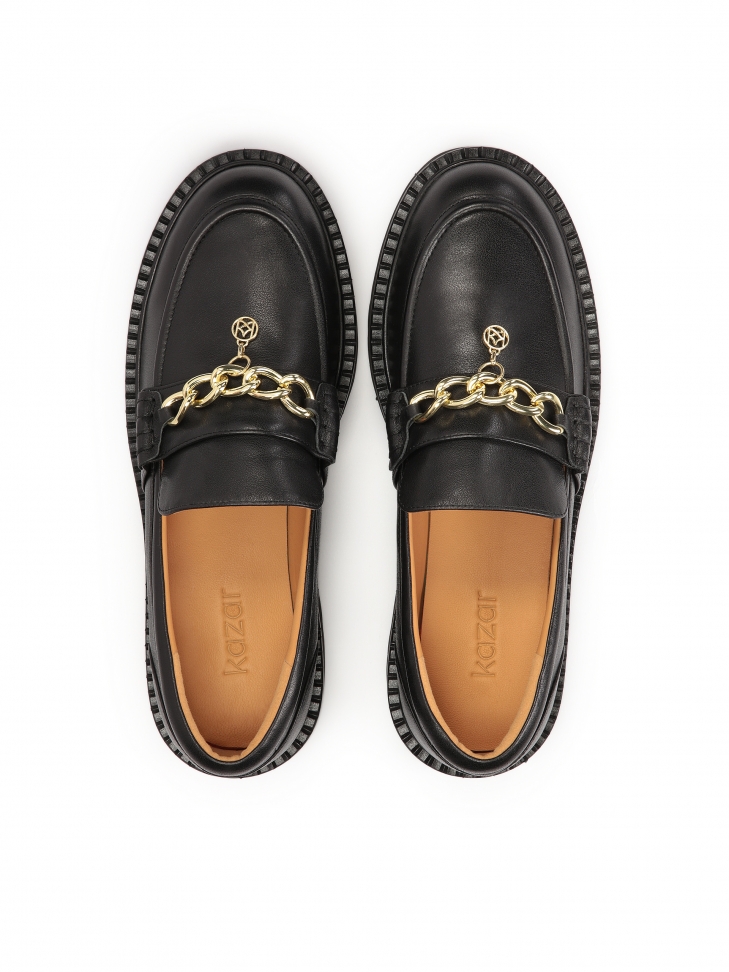 Czarne półbuty wsuwane z łańcuchem z przywieszką