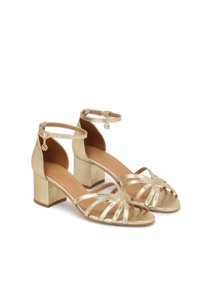 Złote sandały na niskim szerokim obcasie