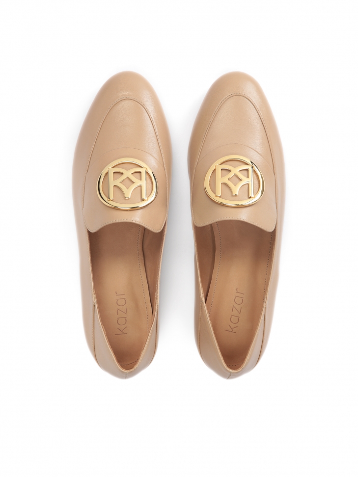 Jasnobrązowe wsuwane półbuty damskie z metalowym monogramem