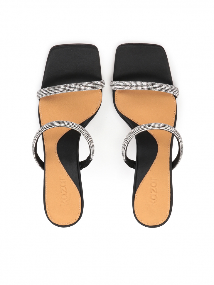 Czarne klapki z tkaniny na obcasie