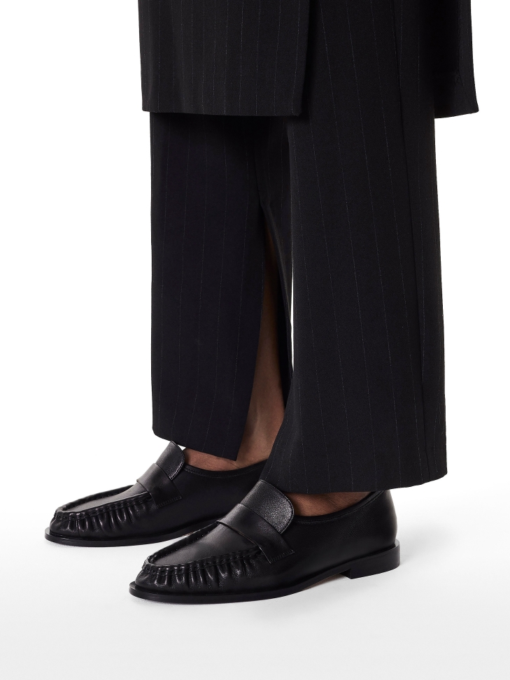 Czarne półbuty z efektownym marszczeniem na przodzie