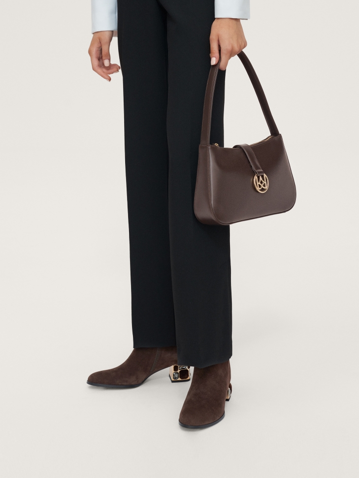 Brązowe botki z zamszu z pięknie zdobionym obcasem