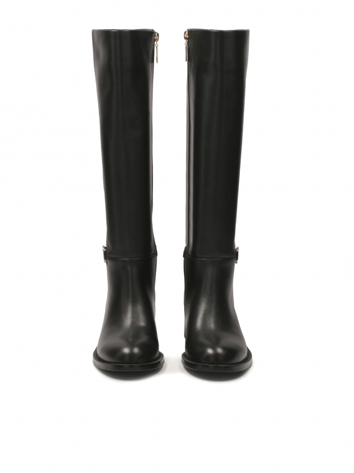 Proste skórzane kozaki z metalowym monogramem