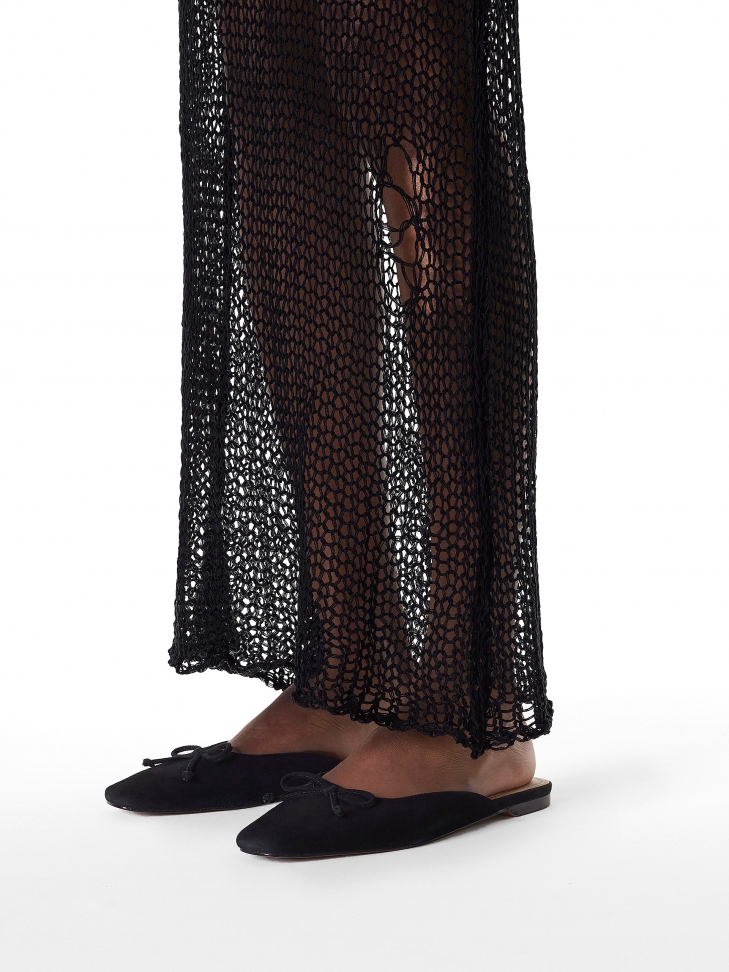 Czarne klapki zamszowe z zaytymi noskami