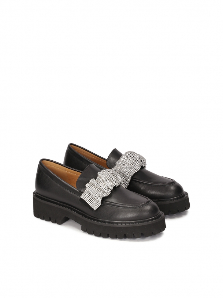 Czarne półbuty z wymiennymi ozdobnymi paskami