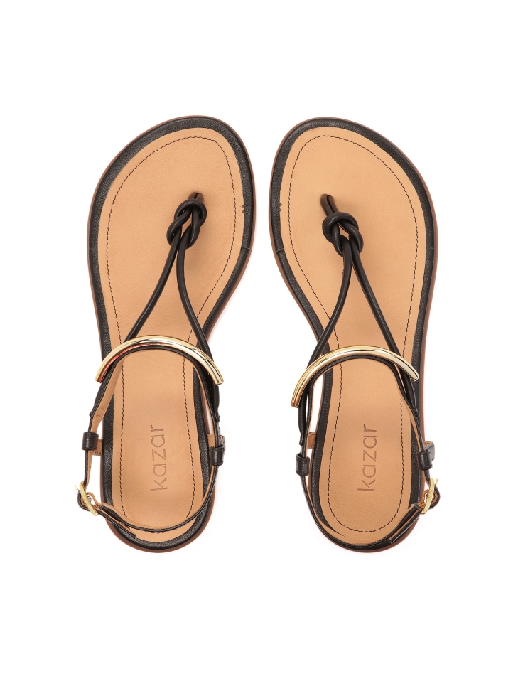 Płaskie sandały japonki z metalową ozdobą