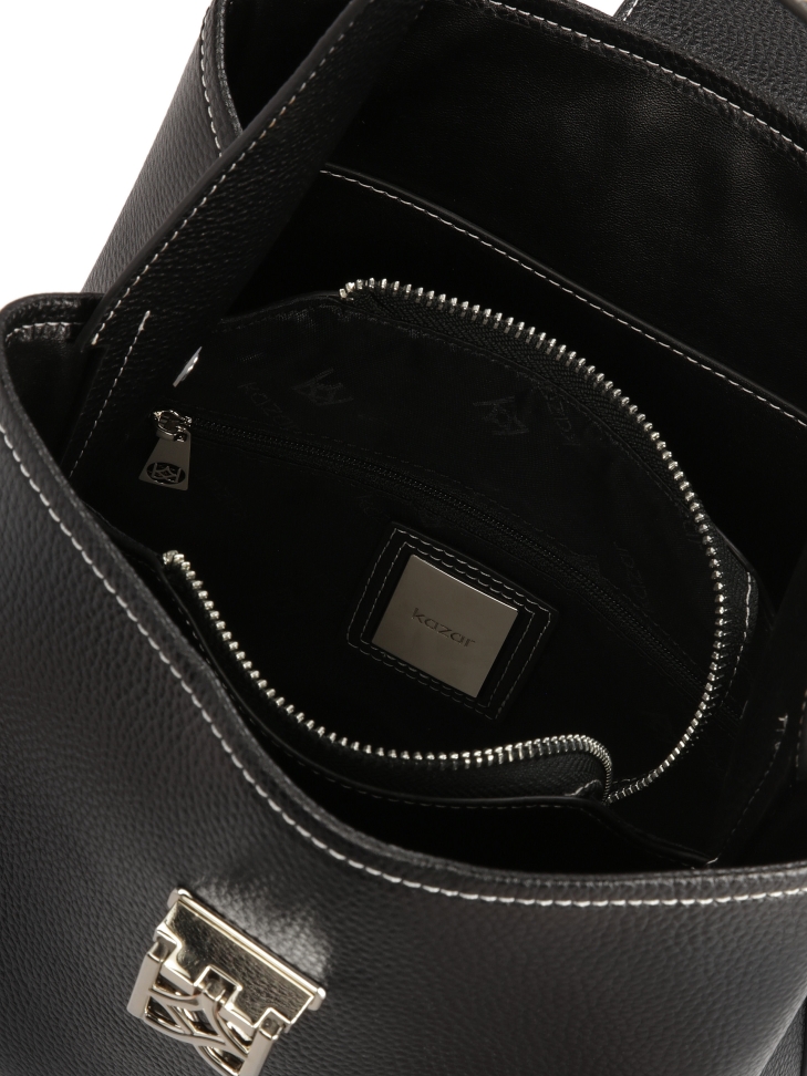 Czarna torebka z eleganckim zapięciem