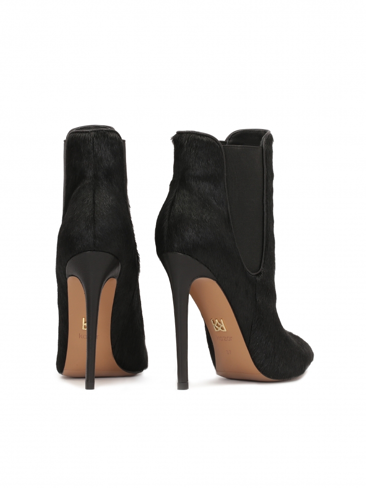 Czarne klasyczne botki damskie ze skóry z naturalnym włosiem