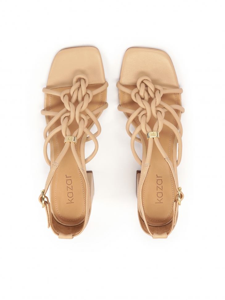 Skórzane sandały japonki na słupkowym obcasie