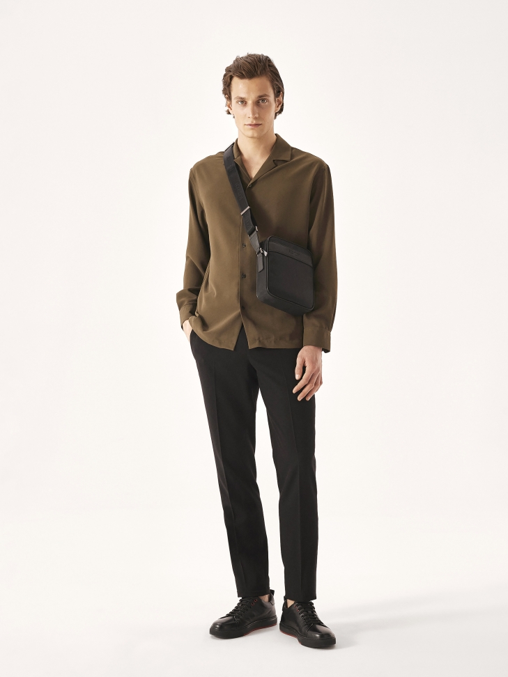 Skórzane czarne sneakersy z perforacją i czerwoną wstawką