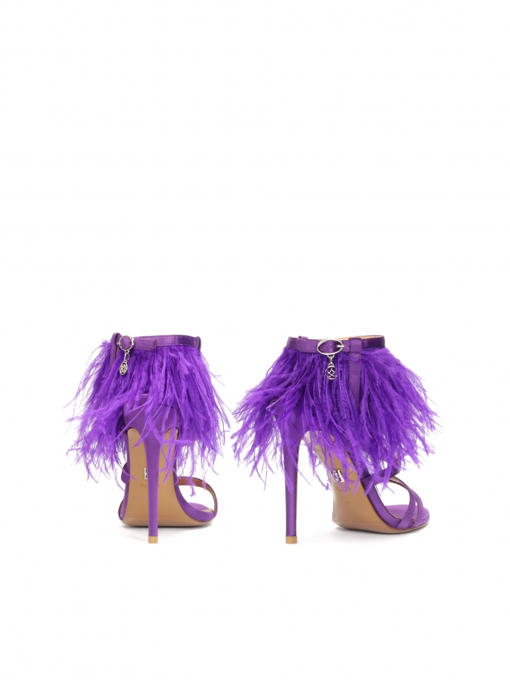 Fioletowe sandały z piórami