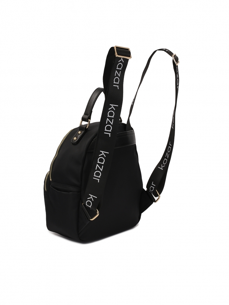 Czarny plecak z tkaniny z recyklingu o pojemnym wnętrzu