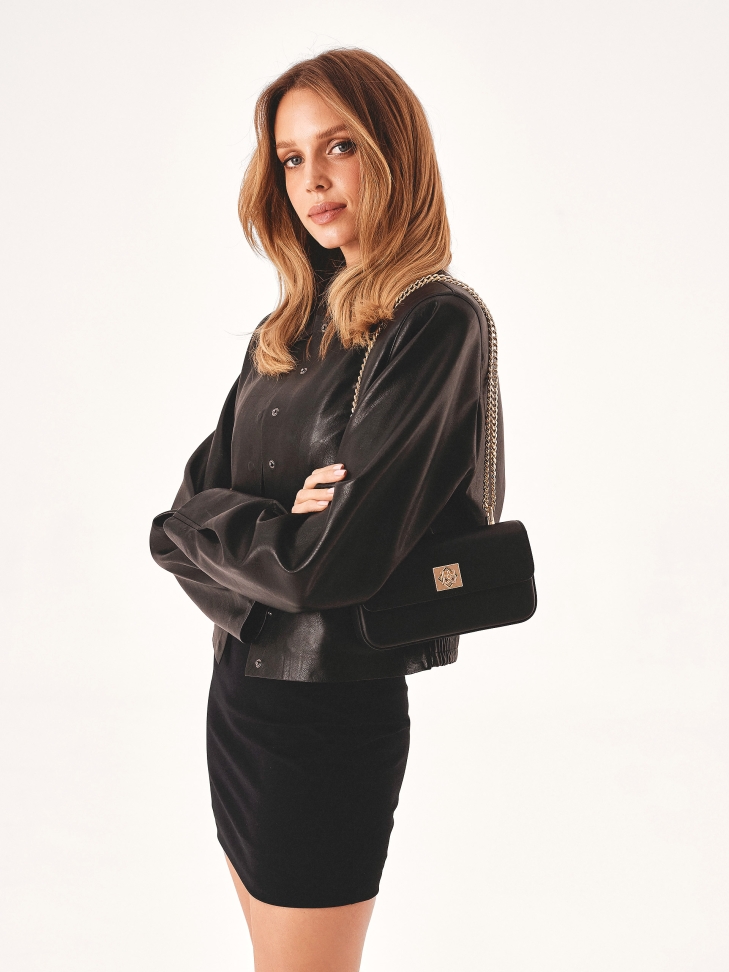 Minimalistyczna czarna torebka ze otym łańcuchem