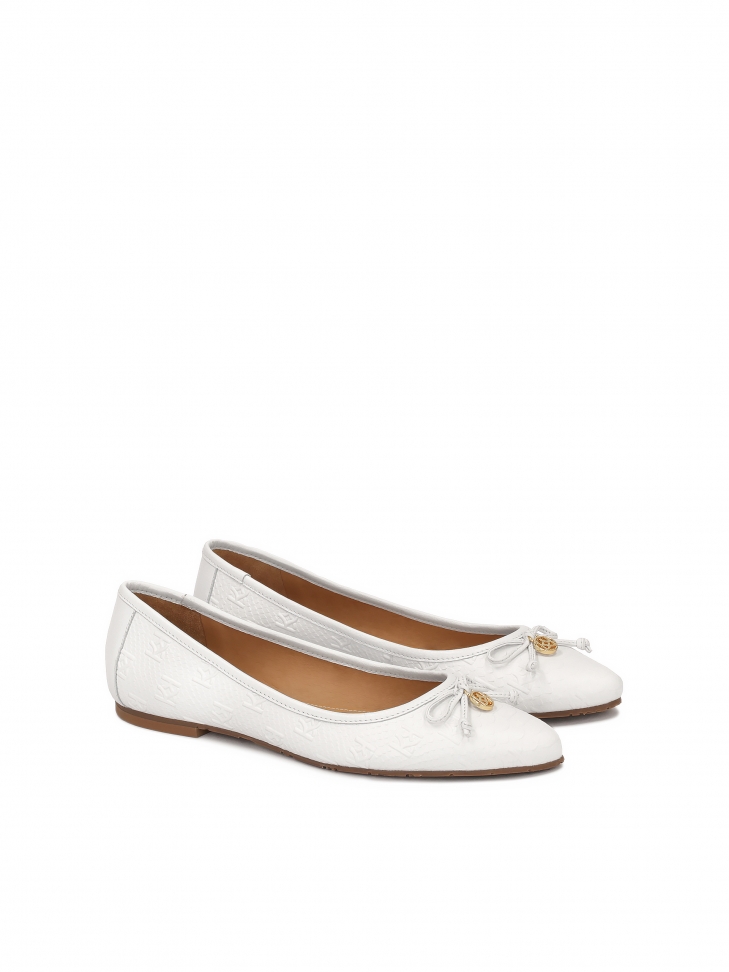 Białe baleriny z kokardką na nosku