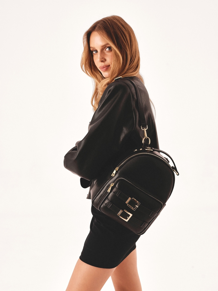 Czary skórzany plecak zdobiony sprzączkami