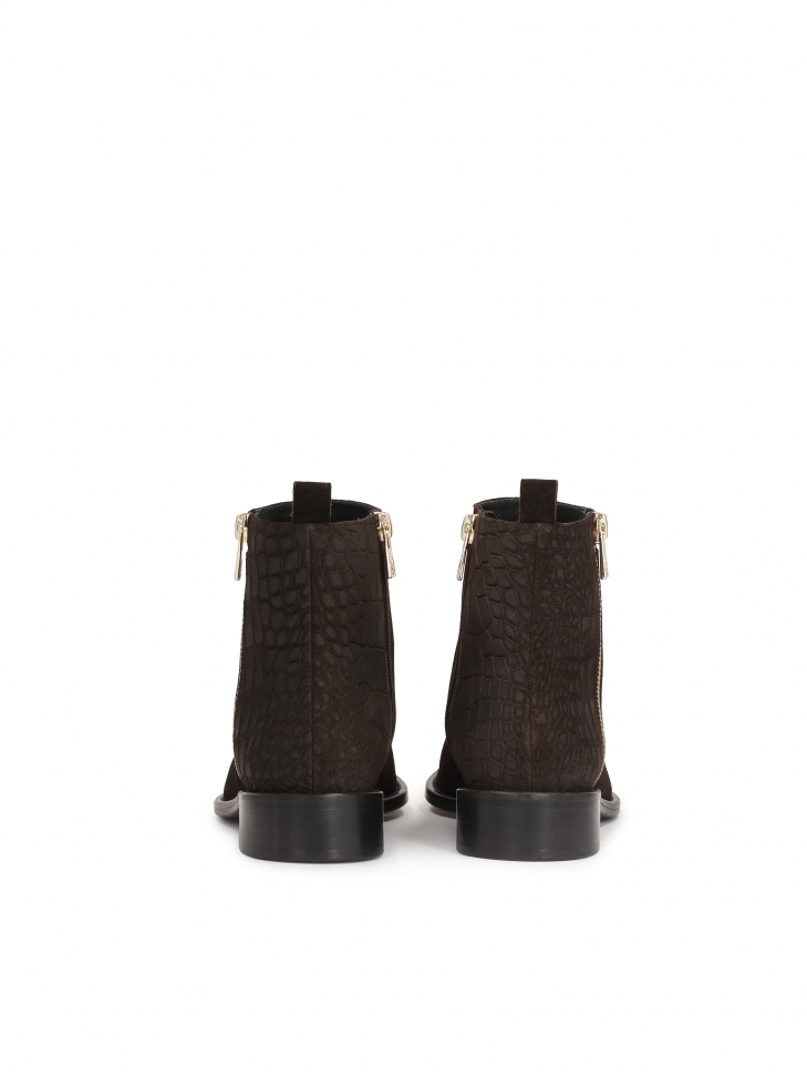 Zamszowe botki na zamek z tłoczonym wzorem