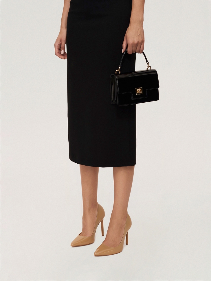 Jasnobrązowe lakierowane czółenka o ponadczasowym oju