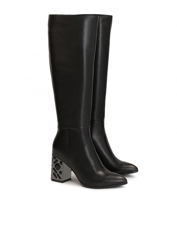 Czarne skórzane kozaki na zdobionym metalowym obcasie