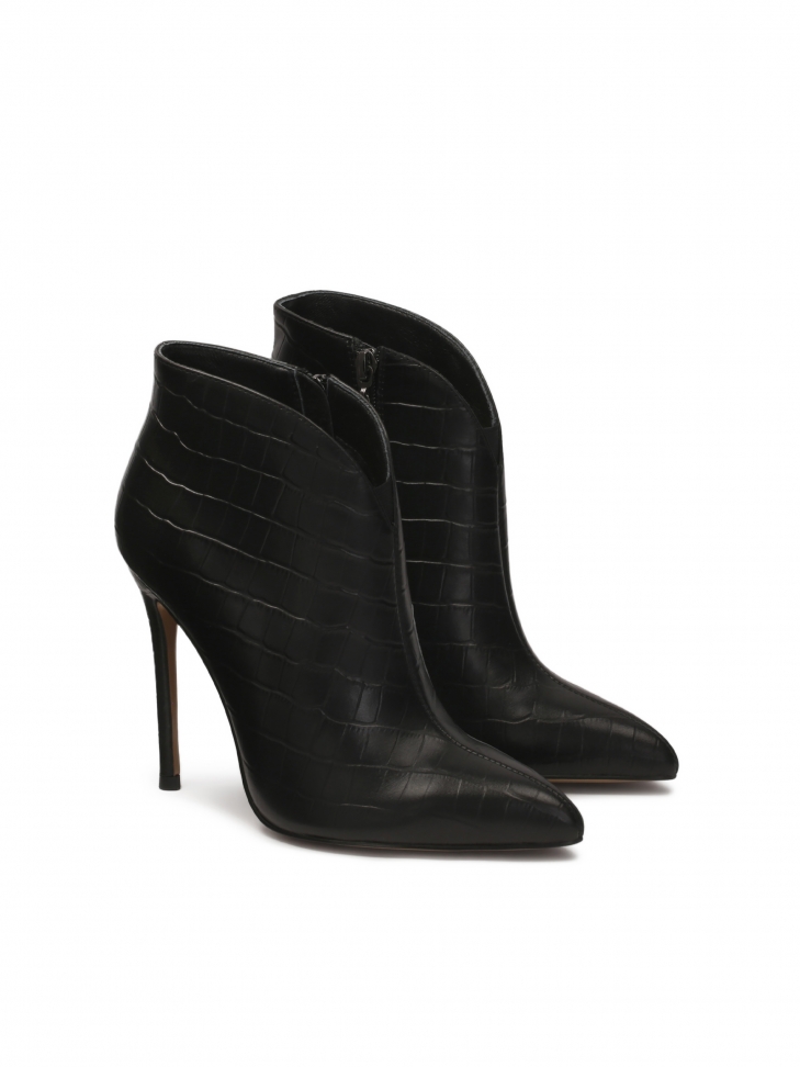 Niskie botki na smukłym obcasie