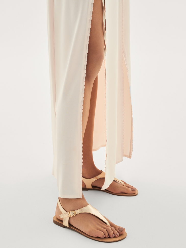 Złote sandały typu japonki z tłoczonej skóry