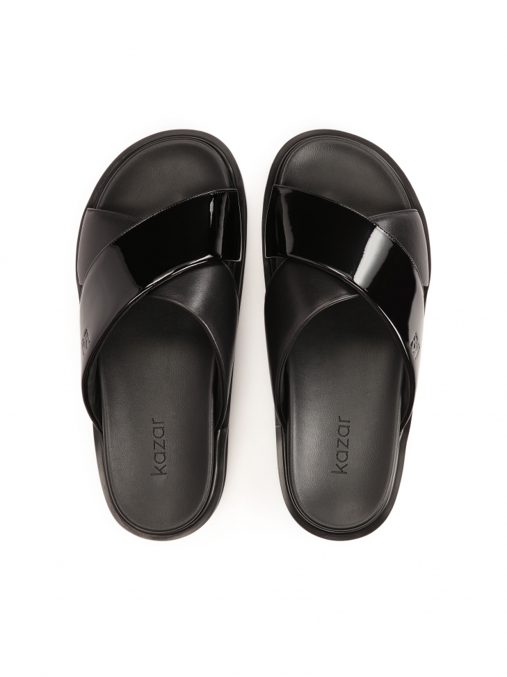 Czarne klapki z dwóch rodzajów skór