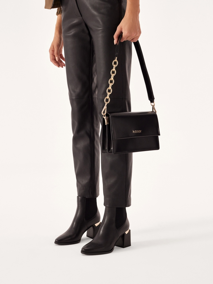 Mała skórzana torebka o sztywnej konstrukcji