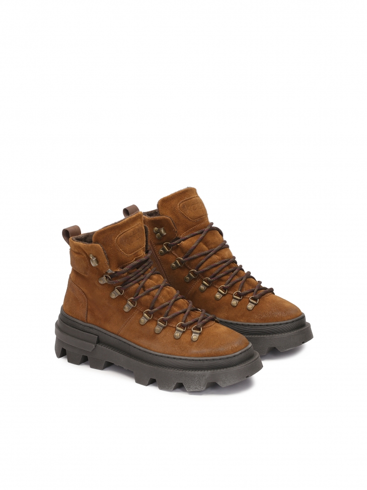 Zamszowe trzewiki na grubej podeszwie z protektorem