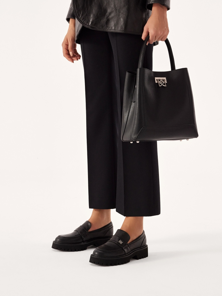 Czarne półbuty na podeszwie z bieżnikiem